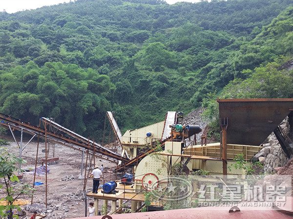 重錘式破碎機(jī)現(xiàn)場 重錘式破碎機(jī)現(xiàn)場